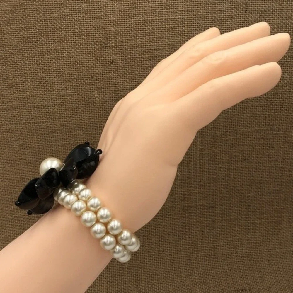 🌼 Pearl Black Flower Statement Stretch Bracelet